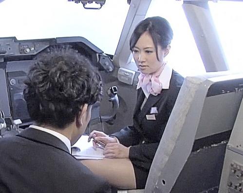 コックピットでフライト前の隠れエロ！巨乳CAさんが機長呼び出すとガマンできずに狭い機内でキスからフェラ挿入激ピス中出し