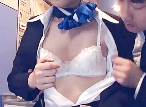 長いフライトで欲情乗客が美人CAの控えめ貧乳丸出し乳首責め立ち手マンから黒パンスト下ろしてフェラねじ込みヤリ捨て