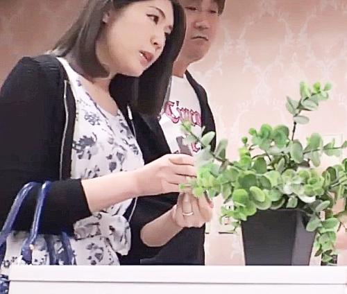 『予約した者です♥』卑猥なマッサージとは知らず旦那同伴のエロ体系妻が隠し撮りされながら電マクリ乳首責めに思わず挿入中出し
