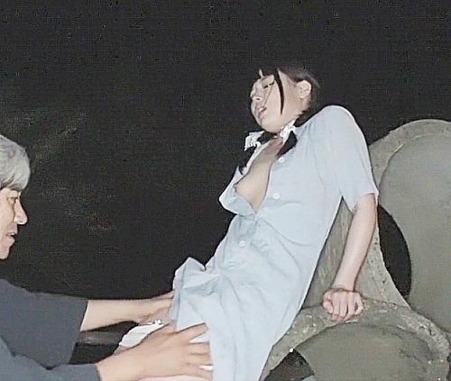 孫娘のような童顔美少女を連れ出し野外でワンピースのボタンを外す白髪エロオヤジが我慢できずに青姦初めてねじ込み中出し