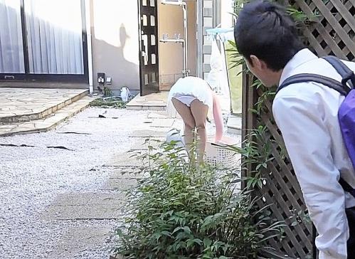 『あ、ママだ‥』久々帰省のムスコがフェロモン母のパンチラに欲情一緒の風呂掃除で泡まみれ勃起チンポを手コキ開始 北島玲