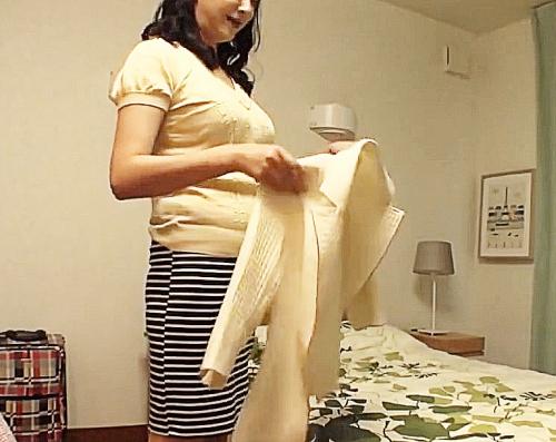 おっぱいのエロい五十路熟女さんを部屋着に着替え最中も盗撮してくつろぎモードからエロマッサージ開始 小林あさみ 五十嵐真理