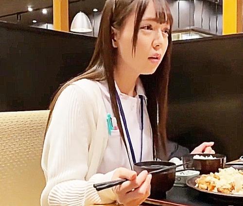 『おっ！可愛い♥』ランチ中の小動物系美少女ナースをナンパして待ち合わせから本職コスプレで貧乳乳首責めから騎乗位ねじ込み