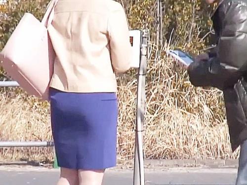 人妻ナンパ『童顔ですね♪』ロリ顔ショートカット奥さんもスカートの下はド派手な下着でおっぱい舐めてホテル直行生ハメ中出し