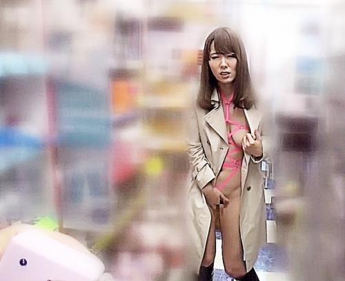 美人お姉さんにコート一枚全裸拘束リモコンバイブでアダルトショップで無理やり露出でお客と店長3P 波多野結衣