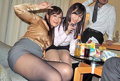忘年会で泥酔した同僚OLをお持ち帰りして乱交セックス！！