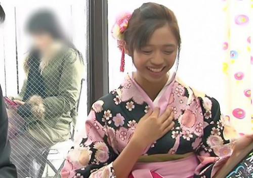 入学式帰りの女子大生がマジックミラー号でお父さんと近親相姦！！