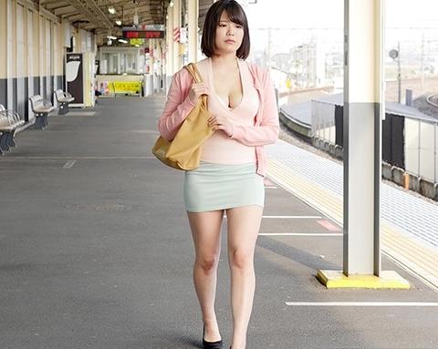 巨乳人妻・電車痴漢！おばさんのスケベな肉体が、その気のなかった青年を痴漢に変えてしまう！