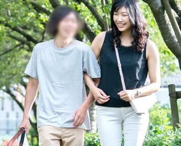 禁断母子相姦！母子家庭で身を寄せ合って生きてきた二人、息子が初体験を母親に頼めば自然に受け入れる母！