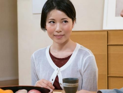 新しいお義母さんと中出しＳＥＸ！父親の再婚相手はショートカットが似合う30歳、こたつの中でチ○ポに手を伸ばすエロ義母！