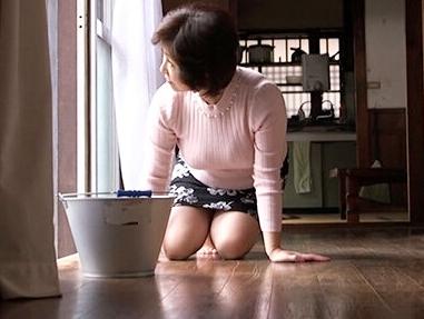 淫乱お母さんと息子の肉欲ＳＥＸ！夫が家に居るのに、昼間から息子の上に跨り腰をふる、ドスケベ母さん！