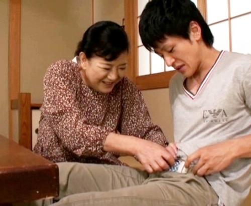 お婆ちゃんと孫の中出し交尾！66歳お婆ちゃんがバイトをクビになった孫を励ます！