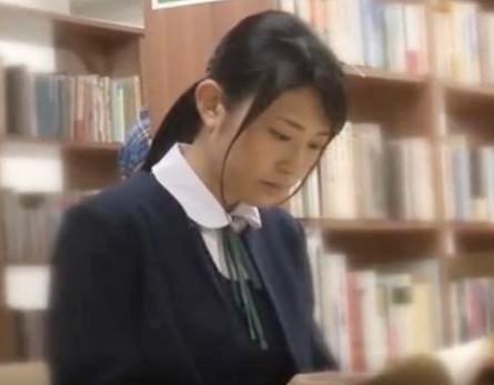 図書館レイプ！真面目な女子校生が静粛な図書館で襲われ、恐さと恥ずかしさで声を上げる事が出来ない！