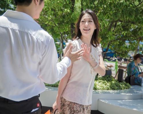 【熟女ナンパ】40代には見えない美人奥様を車に連れ込み電マ責め❤️トロトロおマ○コに生チ○ポ挿入して子宮の奥に中出ししちゃう
