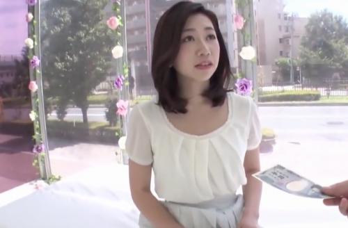 【人妻ナンパ】色白美人奥様をMM号に連れ込みお金の力で3P不倫セックス❤️バックで突かれながらチンポしゃぶってメス堕ちしちゃう