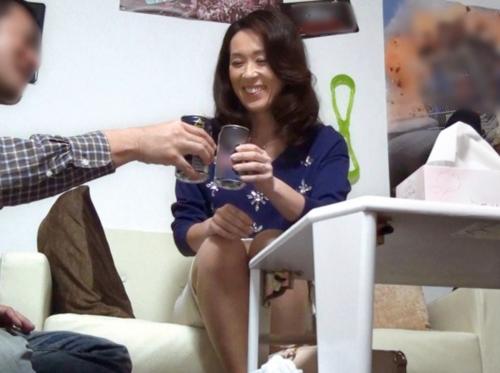 熟女ナンパ☆美巨乳奥様をヤリ部屋に連れ込み盗撮！旦那以外のちんぽに発情して不倫セックスで子宮にたっぷり中出しされちゃう