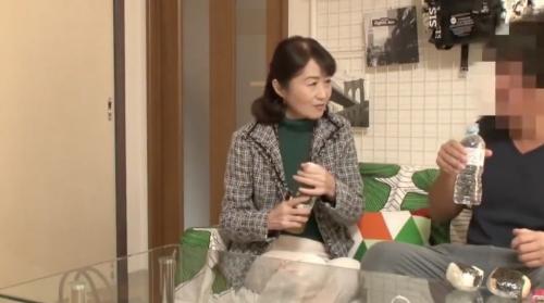 熟女ナンパ☆50代の奥様を部屋に連れ込み盗撮！若い男にされるがまま不倫セックスで子宮の奥にたっぷり中出しされちゃう