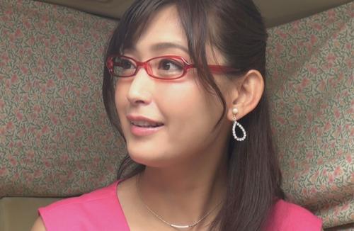 人妻ナンパ☆メガネ美人奥様を車に連れ込み電マ責め❤️お尻を舐められ発情し、不倫セックスで子宮にたっぷり中出しされちゃう