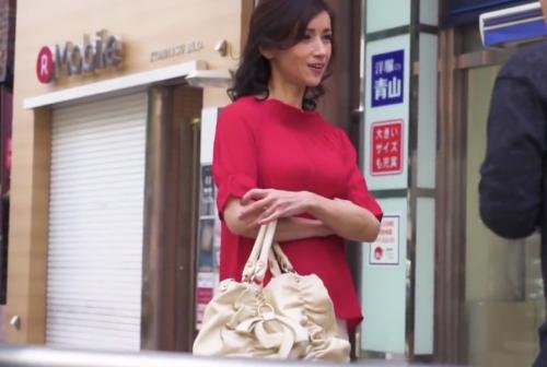 【熟女ナンパ】50代！？綺麗すぎる奥様を部屋に連れ込み電マ責め❤️そのまま寝取られ浮気セックスで膣内発射されちゃう