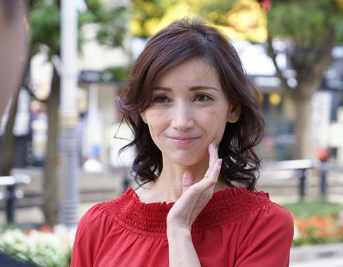 熟女ナンパ☆50代の清楚系美魔女奥様を部屋に連れ込み生チンポ挿入して不倫セックスで子宮にたっぷり中出しされちゃう