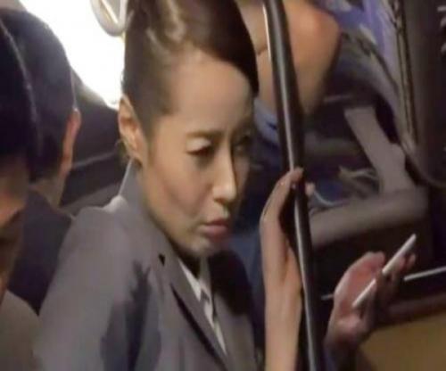 いや！ヤメてください！！熟女ＯＬのカラダをまさぐる痴漢師の手！満員電車で声も出せないと大胆になるエロ手に感じちゃうとバックから肉棒ぶっこみ！！