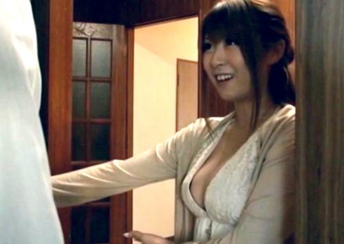 【北川瞳】旦那の部下に、アダルトビデオを観せて誘惑… ズボンから勃起チ●ポを引っ張り出して、即ハメする爆乳妻