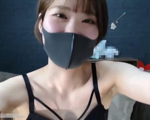 「クリここw見られると濡れる…舐められるの好き…挿れたくなってきた…」敏感痴女がパンティの上からクリ弄り【ライブチャット】