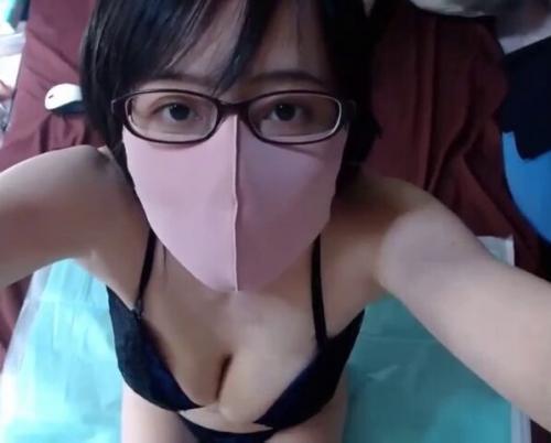 「一緒にオナニーしてっ？乳首出たwズボズボ挿れちゃうよ！」メガネ痴女が淫語連発オナニー【ライブチャット】