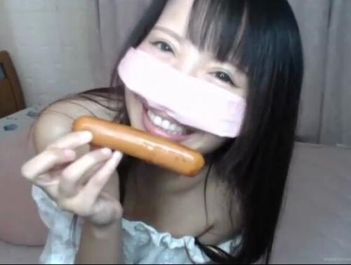 「チュパチュパ！ゆっくり舐めるの好きw先っぽヤバイ？」ビッチ娘がソーセージフェラしながらリモバイオナニー【ライブチャット】
