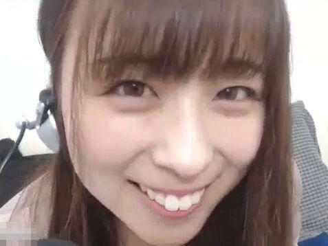 「熱くなっちゃった…顔にかけて…」カーディガンに浮かぶ勃起乳首清楚お姉さんがオッパイ弄り【ライブチャット】