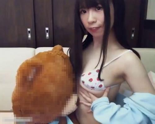 「吸わせようwお尻にかけて！クリここら辺…」エロビキニロ◯ッ娘がぬいぐるみに乳首吸わせる【ライブチャット】