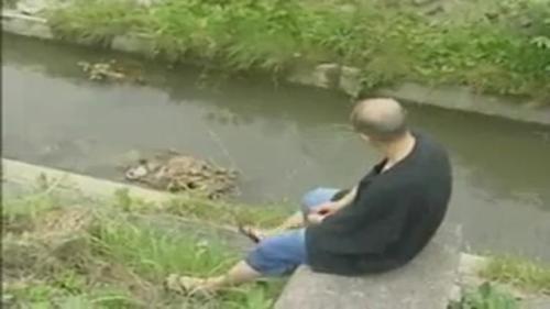 昔は外で自由にセックスする。青空の下で裸でパンパンッ！