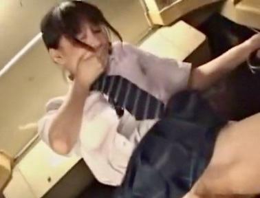 「やめてください…」女子校生が帰りの車内で痴漢に会い、触られ続け、チンポをねじ込まれる