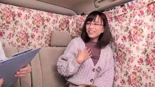 大人しそうな清純奥様が身体をいじられると、だんだんと本性を露わに。