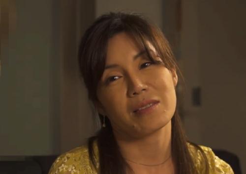 息子が母親にセックス懇願。熟女人妻が息子のチンポを熟れたマンコに入れ、禁断のセックスを犯す