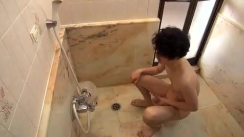 息子のチンポを見て、身体を火照らせる母親。熟女人妻の性欲が止まらず近親相姦プレイに。