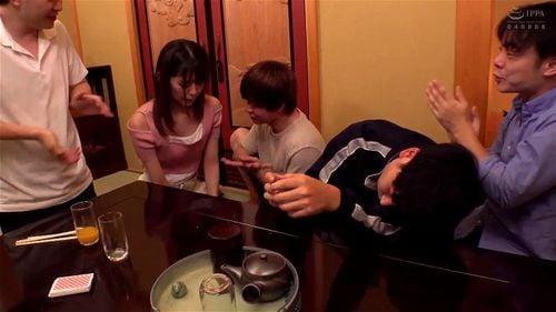 美少女が複数の男にマワされ、めちゃくちゃにされる。