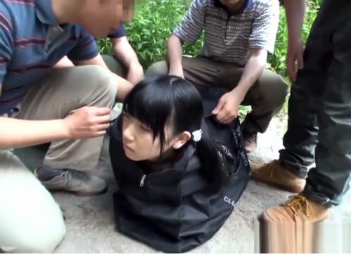 拉致されてきた少女が電マでオマンコをいじくられ、チンポを入れられながら、顔射される