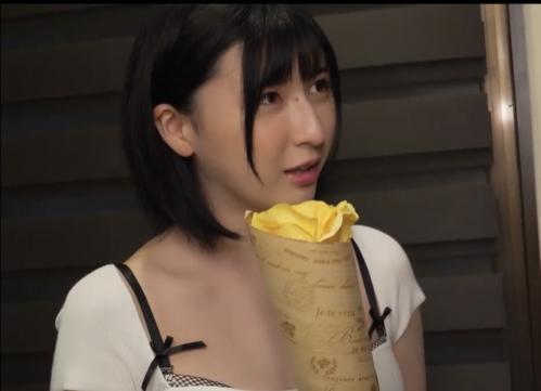 花をプレゼントし、人妻に告白する花屋。女は家に招き入れいちゃラブ不倫セックス！