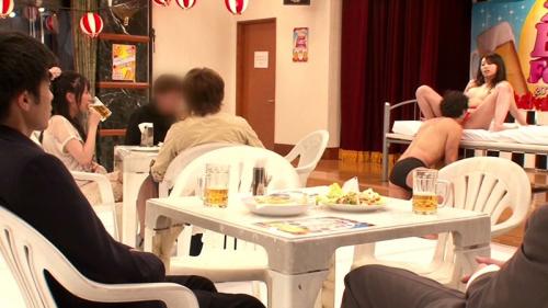 ビアホールでのセックスショーに興奮したOLが泥酔。たくさんの男に身体をまさぐられてセックス