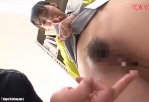 声の出せない状況で無理矢理女のオマンコをいじったら、感じすぎてヌルヌルになって糸を引いちゃったww