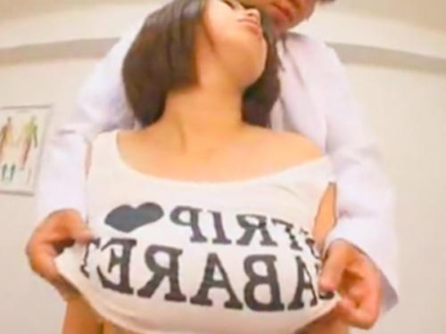 マッサージされている巨乳美女がおっぱいを揉まれ、ゴムなしセックス中出しされる。
