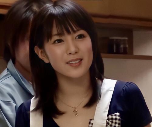 【人妻寝取られ】知り合いの奥さんをキッチンで寝とってチンポで突きまくる！我慢する姿も興奮する！