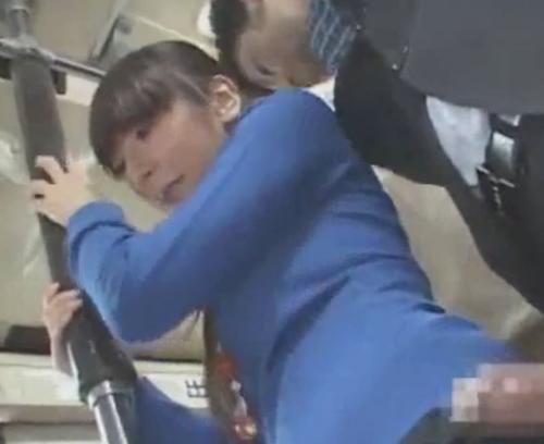 【痴漢】きれいなお姉さんがバスの中でチンポを擦り付けられた上に下半身を露出させられてハメられる！！
