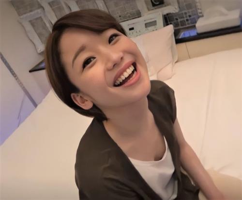 【素人ナンパ】色白な肌と華奢な身体の美少女がベッドの上では激しく腰を振りまくってメスの顔になってしまう！！