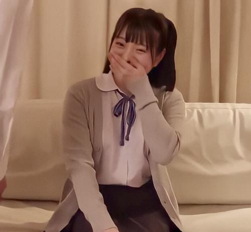 【JK×３P】清純そうなJKは実はSEX大好きの淫乱ビッチだった！チンポに囲まれて幸せそうに咥えまくる！