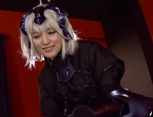 【コスプレ】ベッドに縛られた男の上に馬乗りになりチンポをいじめてくるかわいいコスプレイヤー！！