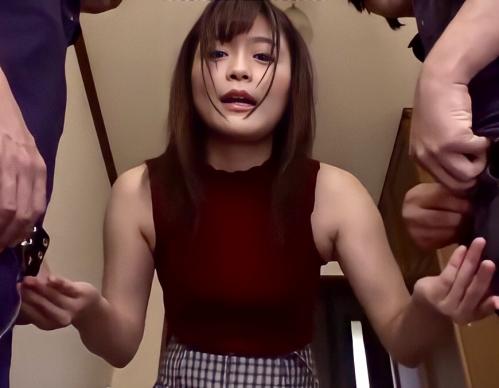 【痴女美少女】共同住宅に初入居の日に突然発情してしまい迎え入れてくれた男達のチンポをパクリしてしまう！！