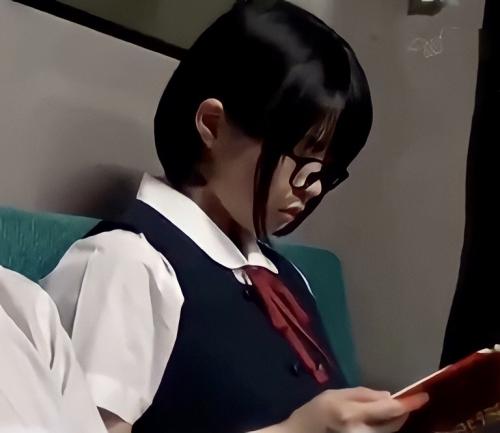 【痴漢】逃げ場のないバスの中で内気そうな女の子に無理矢理チンポを握らせてしごかせる！！