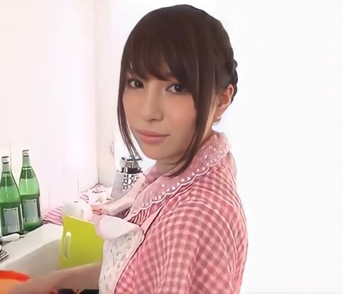【裸エプロン】キッチンで皿洗いしている彼女の後ろからイタズラして感じさせてそのままSEXする！！